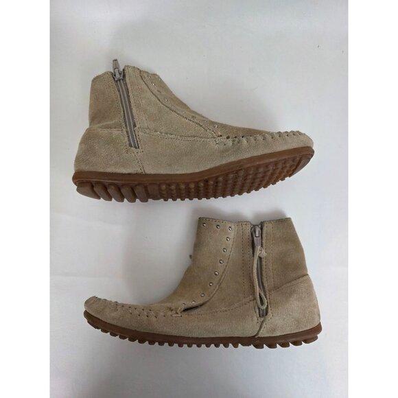 MinneTonka Suede Fringe Ankle Boots With Side Zippers Rivet Details & Rubber Sol - Picture 3 of 12